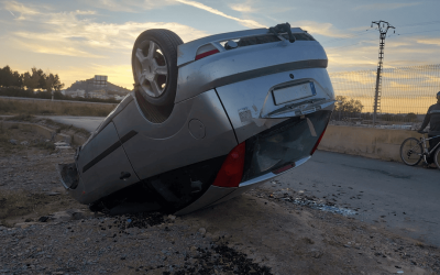 Vehículo siniestrado o volcado: cómo se retira con seguridad tras accidente