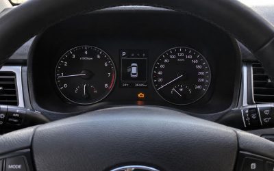 Testigo encendido en el coche: cuándo parar y llamar a una grúa