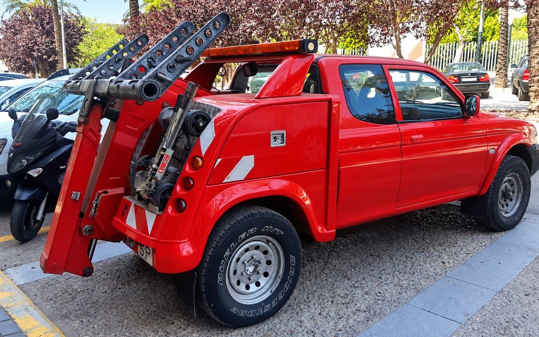 coche-se-para-despues-atravesar-charco-gruas-madis-valencia